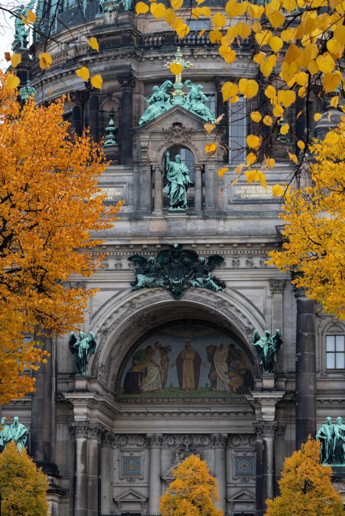 Berliner Dom door de bomen heen