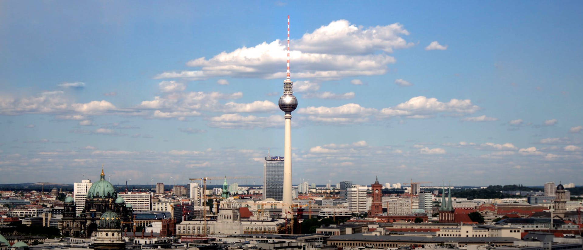 Berliner Fernsehturm - staat in een centrum van Berlijn