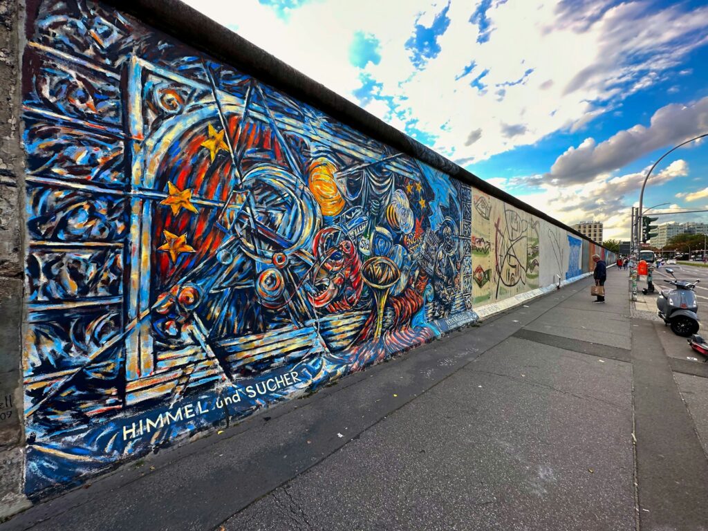 Deel van de East side Gallery in Berlijn