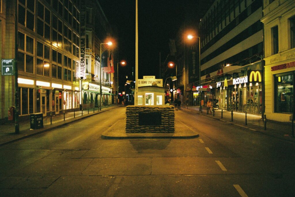 Checkpoint Charlie in Berlijn bezoeken