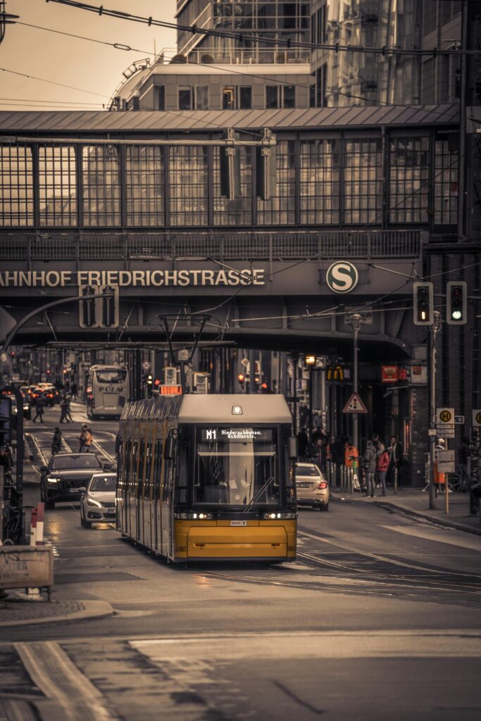 Drukte bij de Bahnhof Friedrichstrasse