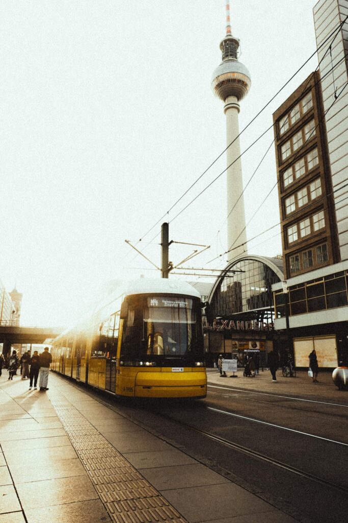 Tramhalte met de Fernsehturm op de achtergrond