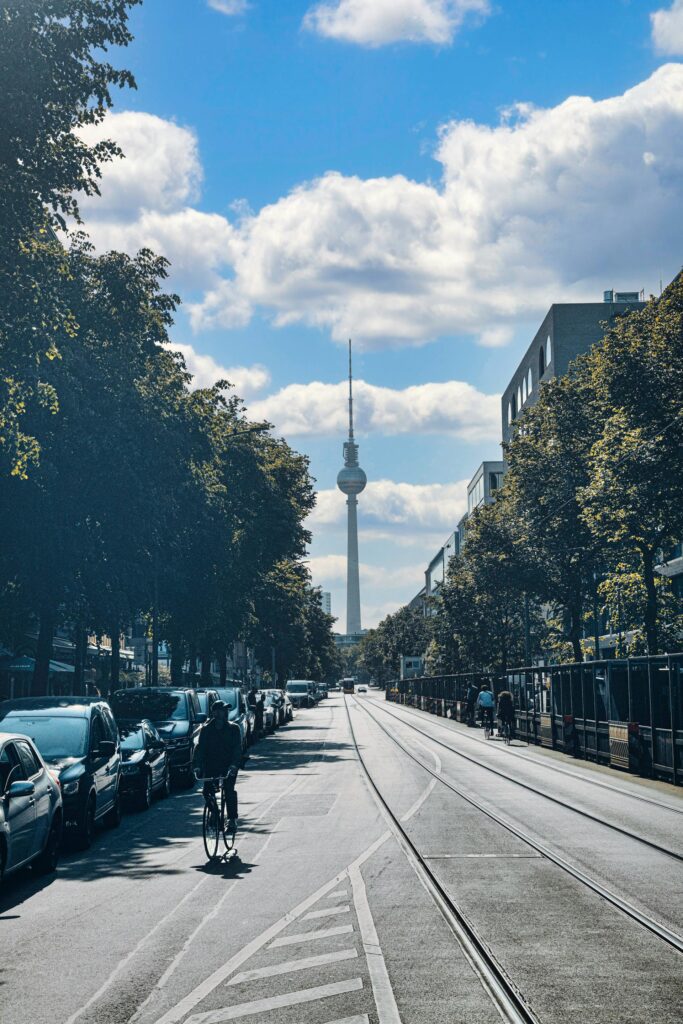 Drukke weg Berlijn met uitzicht op de Fernsehturm