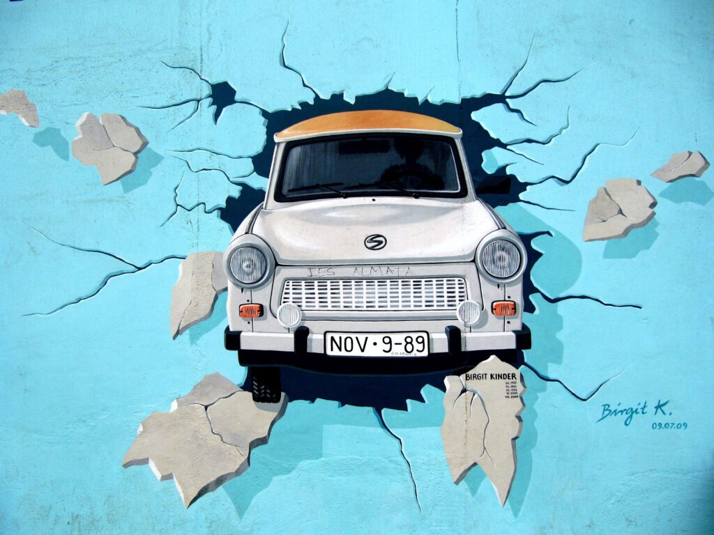 De Trabant bij de East Side Gallery